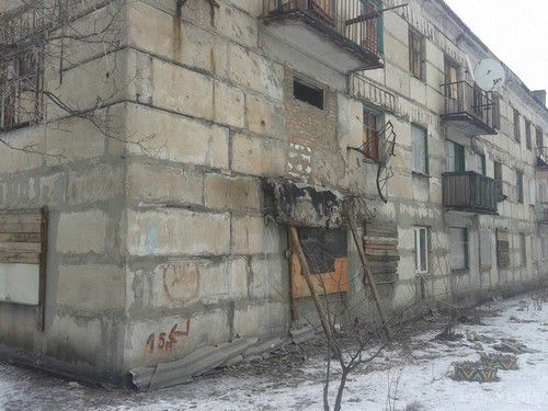 Розбите і спорожніле селище Стахановець (фото, відео 18+). Починаючи з 27 січня селище Стахановець (Золоте-3) перебуває під безперервним обстрілом. 