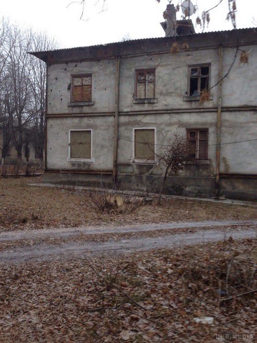 Розбите і спорожніле селище Стахановець (фото, відео 18+). Починаючи з 27 січня селище Стахановець (Золоте-3) перебуває під безперервним обстрілом. 