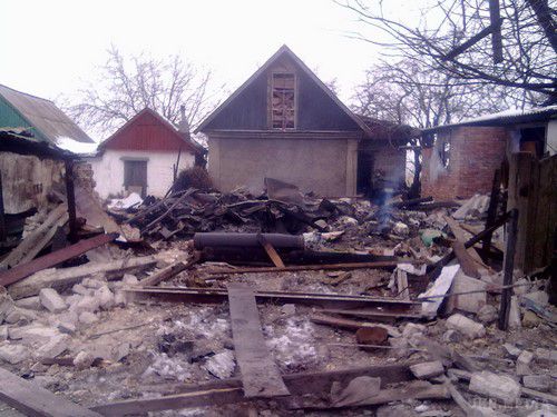 Розбите і спорожніле селище Стахановець (фото, відео 18+). Починаючи з 27 січня селище Стахановець (Золоте-3) перебуває під безперервним обстрілом. 