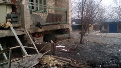 Розбите і спорожніле селище Стахановець (фото, відео 18+). Починаючи з 27 січня селище Стахановець (Золоте-3) перебуває під безперервним обстрілом. 