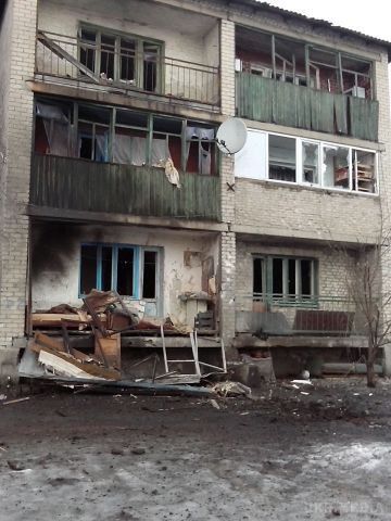 Розбите і спорожніле селище Стахановець (фото, відео 18+). Починаючи з 27 січня селище Стахановець (Золоте-3) перебуває під безперервним обстрілом. 