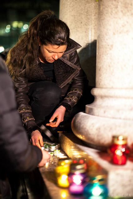 Руслана вшанувала пам'ять Кузьми Скрябіна на Майдані (фото). Співачка також запропонувала провести 27 лютого вечір пам'яті Кузьми Скрябіна