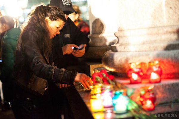 Руслана вшанувала пам'ять Кузьми Скрябіна на Майдані (фото). Співачка також запропонувала провести 27 лютого вечір пам'яті Кузьми Скрябіна