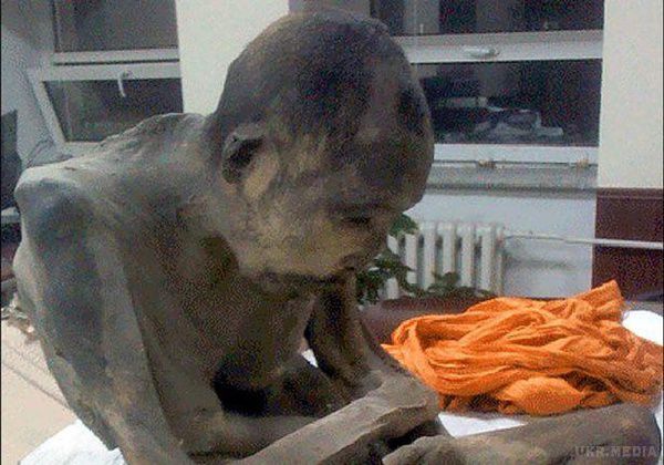 Вчені вважають, що муміфікований 200-річний монгольський чернець все ще живий. Тіло лами вивчають в Улан-Баторі