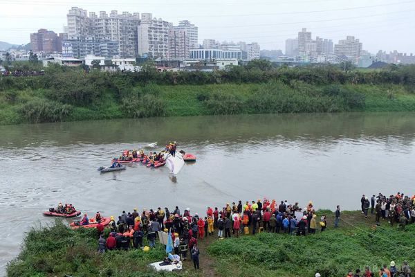 Авіакатастрофа: У Тайвані в річку впав пасажирський літак (відео). Літак ATR 72-600 авіакомпанії TransAsia з 58 пасажирами на борту впав у середу, 4 лютого, недалеко від тайванської столиці Тайбея. 