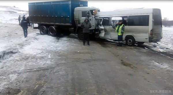 У Росії в ДТП потрапив мікроавтобус з України, загинули 11 осіб - ЗМІ. МЗС України перевіряє, чи є серед них українці.