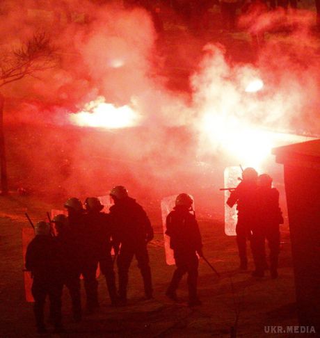 В Польщі – сутички шахтарів з поліцією, є поранені. Понад тисячу осіб взяли участь у протестах під офісом Ястшебської вугільної спілки у Польщі, внаслідок сутичок з поліцією кілька людей дістали поранення, 10 осіб були затримані.