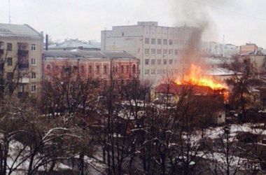 У Харкові на вулиці Руставелі горить житловий будинок (фото). Клуби чорного диму видно в центральних районах міста
