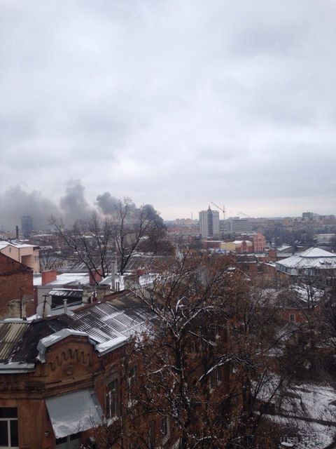 У Харкові на вулиці Руставелі горить житловий будинок (фото). Клуби чорного диму видно в центральних районах міста