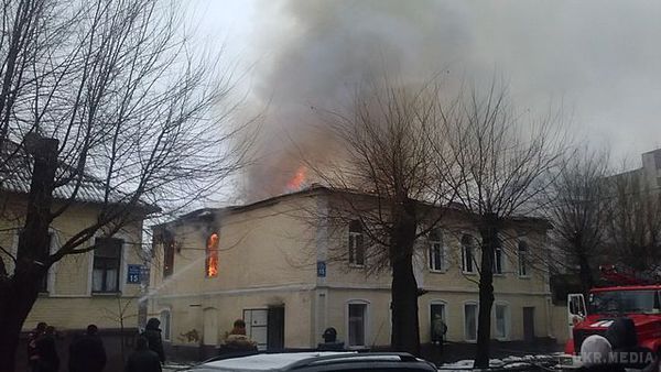 У Харкові на вулиці Руставелі горить житловий будинок (фото). Клуби чорного диму видно в центральних районах міста