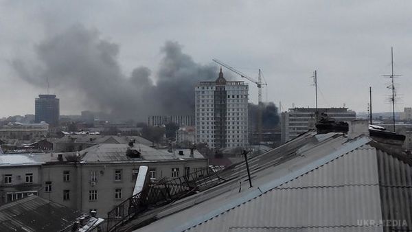 У Харкові на вулиці Руставелі горить житловий будинок (фото). Клуби чорного диму видно в центральних районах міста