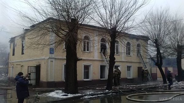 У Харкові на вулиці Руставелі горить житловий будинок (фото). Клуби чорного диму видно в центральних районах міста