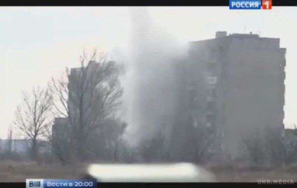 Терористи для картинки російських ЗМІ розстріляли з танка дев'ятиповерхівку в Вуглегірську (відео). Російський журналіст називає розстріл житлового будинку «унікальною операцією». 