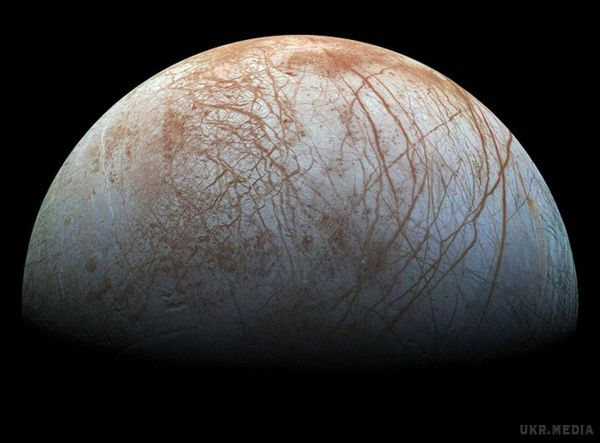 Дослідницький апарат NASA відправиться до шостого супутника Юпітера. Як стверджують вчені, при вивченні знімків вони виявили в районі південного полюса щось, що нагадує отвори, через які пар виходив назовні.