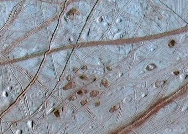 Дослідницький апарат NASA відправиться до шостого супутника Юпітера. Як стверджують вчені, при вивченні знімків вони виявили в районі південного полюса щось, що нагадує отвори, через які пар виходив назовні.