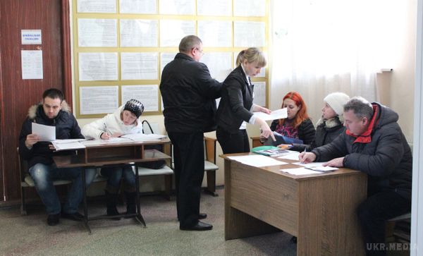Всі в чергу. Як заробляють на пропускному режимі в зоні АТО.  Що відбувається в місцях видачі перепусток приватним особам і на пропускних пунктах між Україною і окупованою територією 