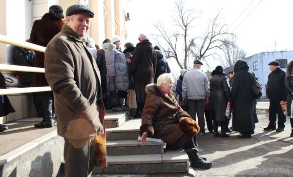 Всі в чергу. Як заробляють на пропускному режимі в зоні АТО.  Що відбувається в місцях видачі перепусток приватним особам і на пропускних пунктах між Україною і окупованою територією 