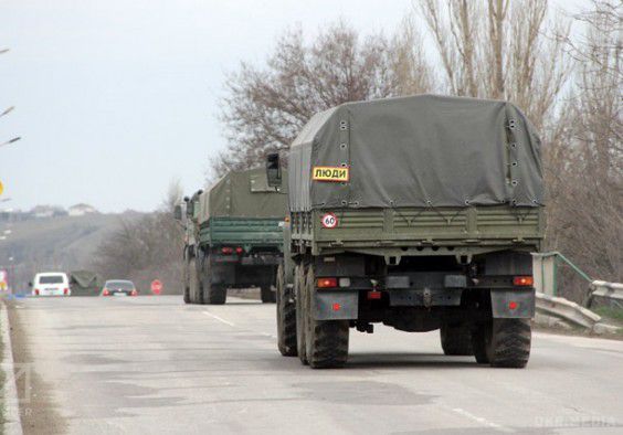 Вранці з Луганська у бік Станиці-Луганської виїхало 30 військових вантажівок. Сьогодні, 5 лютого, рано вранці по вулиці Будьонного проїхало близько 30 військових тентованих вантажівок. 