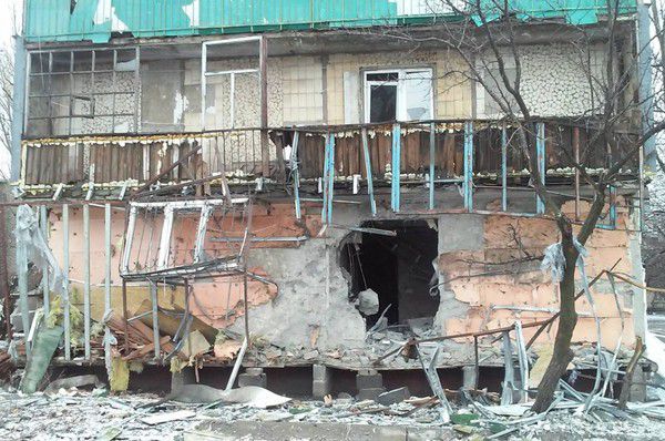 Подорож по вулицях зруйнованого обстрілом міста Дебальцеве (відео). Жителі міста Дебальцеве Донецької області проїхали по вулицях зруйнованого міста і зняли на відео пошкодження, які їм траплялися по ходу їх прямування. 