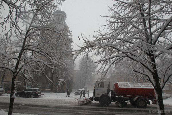 Снігопад у Києві: місто застигло в пробках. Вранці у четвер, 5 лютого, до Києва повернулася зима. Вулиці завіяні лютневим снігом, на дорогах - величезні пробки.