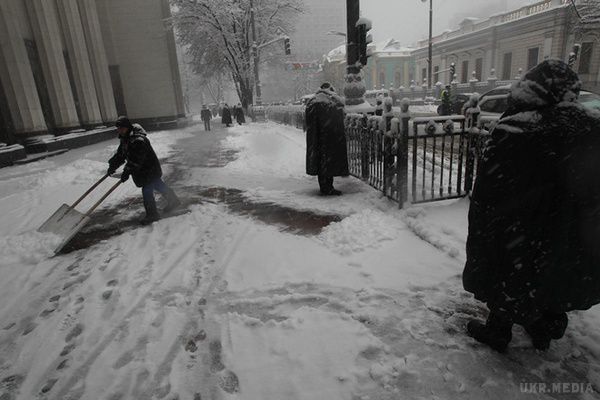 Снігопад у Києві: місто застигло в пробках. Вранці у четвер, 5 лютого, до Києва повернулася зима. Вулиці завіяні лютневим снігом, на дорогах - величезні пробки.