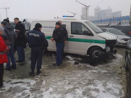 В Києві сталася ДТП, є загиблі (відео). Сьогодні, 5 лютого, у Києві на Броварському проспекті відбулося масове ДТП, в результаті якого загинула людина.