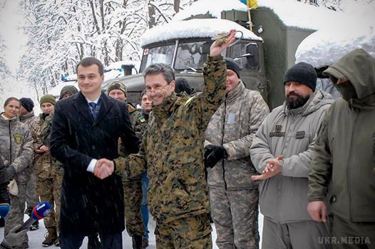 У санаторії «Пуща-Озерна» тренуватиметься медичний батальйон. Керівник Державного управління справами Сергій Березенко передав другий корпус санаторію «Пуща-Озерна» медикам-добровольцям Першого мобільного шпиталю ім. Миколи Пирогова. 