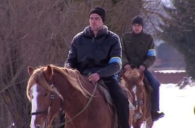 Місцеве населення Буковини охороняє західну межу на конях. Патрульну службу несуть півтисячі осіб, серед яких як молодь, так і пенсіонери