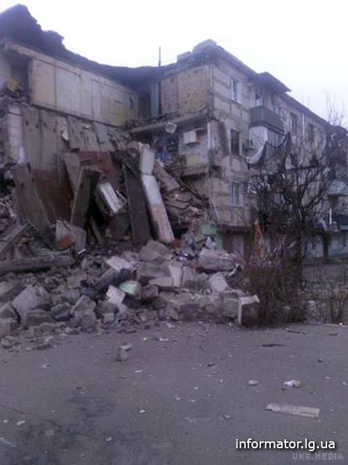 Первомайськ після обстрілу (фоторепортаж). У мережі з'явилися фото руйнувань, які відбулися в Первомайську 6 лютого. 