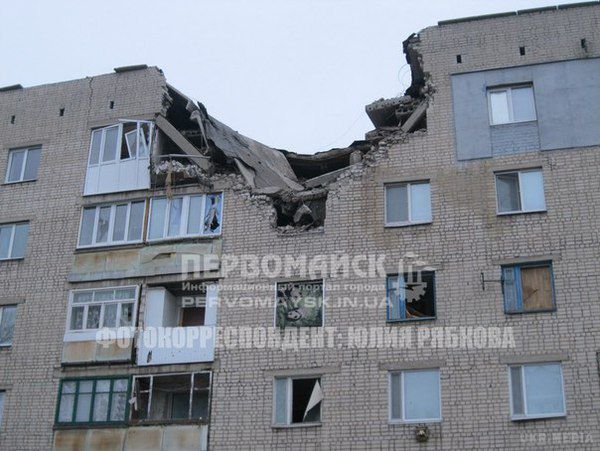 Первомайськ після обстрілу (фоторепортаж). У мережі з'явилися фото руйнувань, які відбулися в Первомайську 6 лютого. 