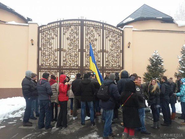 Автомайдан приїхав до будинку Ахметова під Києвом (фото). Автомайдановці прикріпили до воріт будинку плакат з колажем з фото Ахметова і Путіна
