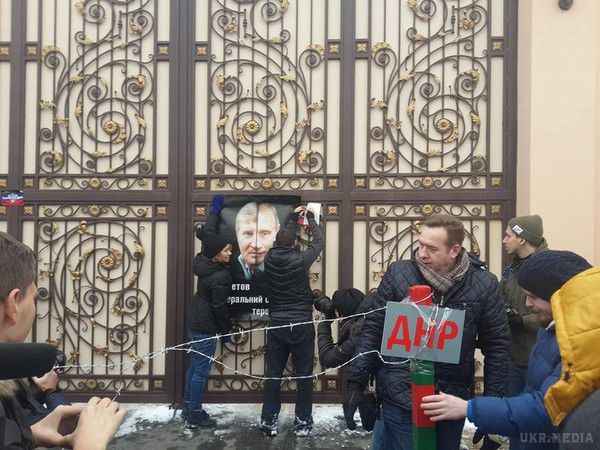Автомайдан приїхав до будинку Ахметова під Києвом (фото). Автомайдановці прикріпили до воріт будинку плакат з колажем з фото Ахметова і Путіна
