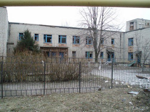 Попадання снарядів у Кіровську (фото, відео). Вчора, 7 лютого, близько 9:30 під обстріл потрапило місто Кіровськ Луганської області. 
