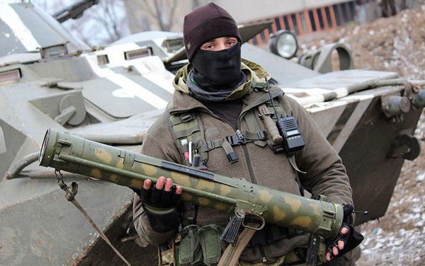 Українські військові захопили в ході бою російські піхотні вогнемети "Джміль". Такий вид зброї використовується лише Збройними силами РФ