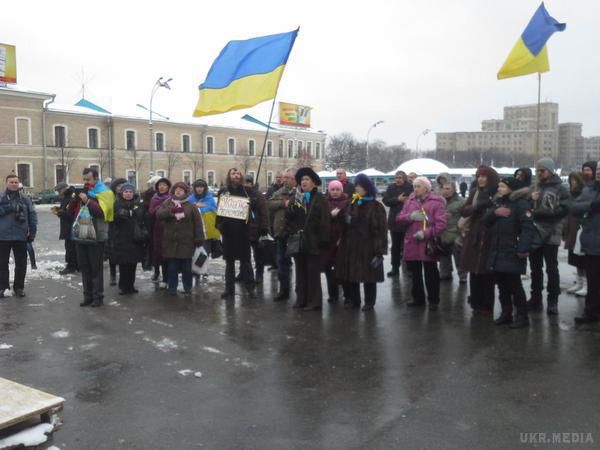 Активісти в Харкові зібралися на недільне віче (фото). У Харкові активісти з українською національною символікою прийшли на площу Свободи на вже традиційне недільне зібрання