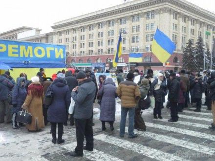 Активісти в Харкові зібралися на недільне віче (фото). У Харкові активісти з українською національною символікою прийшли на площу Свободи на вже традиційне недільне зібрання