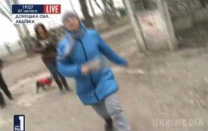 Шокуючі кадри: Мешканці Авдіївки кинулись лупцювати українських журналістів . Журналістам пошкодили камеру і облаяли.