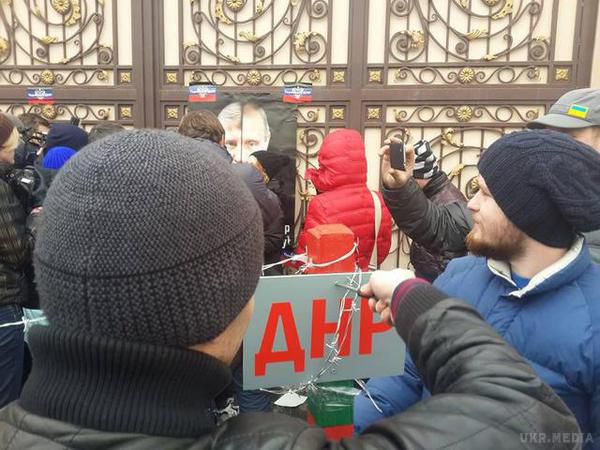 Автомайдан обіцяє їздити в гості до чиновників ГПУ, поки вони не займуться Ахметовим. Автомайдановци побували в суботу "в гостях у генерального спонсора терористів ДНР Ріната Ахметова".