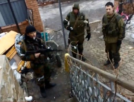 Нікому не раджу сюди їхати. Нема чого тут робити. Фашистів тут немає - челябінський бойовик під Донецьком (відео). Російський бойовик з міста Челябінська зняв на відео переміщення своєї групи селом Веселе, в якому розквартировано їх підрозділ. 