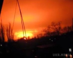 Вогненний гриб над Донецьком: потужний вибух змогли зафіксувати навіть супутники з космосу (фото). За однією з версій, вибухнув завод хімвиробів