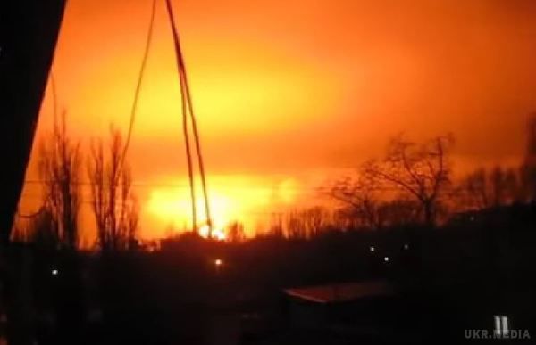 Вибух у Донецьку: знищено склад з боєприпасами і супермаркет, пошкоджено будинки та два храми. Фото, відео. Крім того, в Донецьку не припиняються артобстріли. В результаті цього пошкоджено інфраструктура, житловий фонд та комунікації міста.