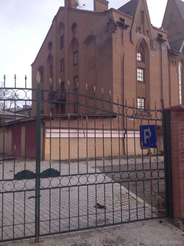 Вибух у Донецьку: знищено склад з боєприпасами і супермаркет, пошкоджено будинки та два храми. Фото, відео. Крім того, в Донецьку не припиняються артобстріли. В результаті цього пошкоджено інфраструктура, житловий фонд та комунікації міста.
