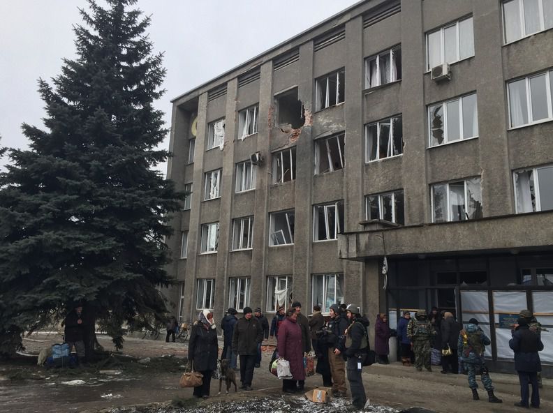 В Дебальцеве жителі на межі голоду, їжі вистачить на кілька днів. В Дебальцеве співробітники ДержНС під постійними обстрілами проводять евакуацію мирного населення, в той час місцевим жителям нема чого їсти.
