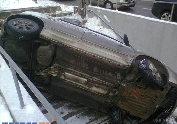 У Києві Nissan впав у пішохідний перехід. 9 лютого в столиці відбулося досить нетипове ДТП - "Ніссан" звалився у пішохідний перехід. Машина впала на бік. По щасливому випадку, ніхто не постраждав.