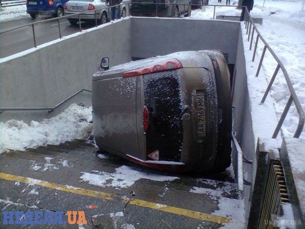 У Києві Nissan впав у пішохідний перехід. 9 лютого в столиці відбулося досить нетипове ДТП - "Ніссан" звалився у пішохідний перехід. Машина впала на бік. По щасливому випадку, ніхто не постраждав.