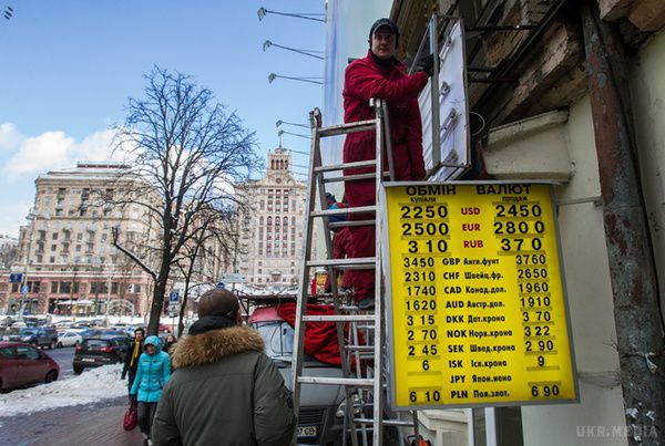 Яке  життя при курсі 25 гривень за долар?. Українці перераховують свої зарплати, закуповують продукти і готуються до нових подорожчань.