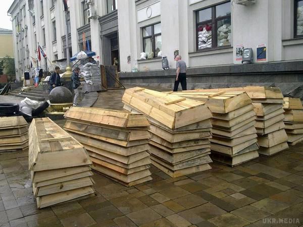 Поховати «ополченця» в «ЛНР» стало важче і дорожче. Керівники «ЛНР» істотно скоротили суму виплат сім'ям загиблих «ополченців». Раніше в якості компенсації було обіцяно 5000 гривень, а також - «похоронний пакет». 