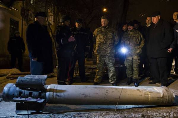 Президент вночі відвідав обстріляний бойовиками Краматорськ. Перед "мінськими переговорами" Порошенко власними очима побачив, "які шрами на українському тілі залишає "Смерч".