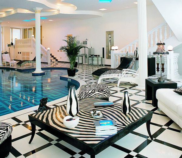 Як збіглі "товстосуми" з України обжилися в Росії. Можна скільки завгодно публічно ненавидіти Росію і демонструвати щиру українськість, але квартирку в центрі Москви або невеликий замок на Рубльовці краще мати. Так вважають українські політики.