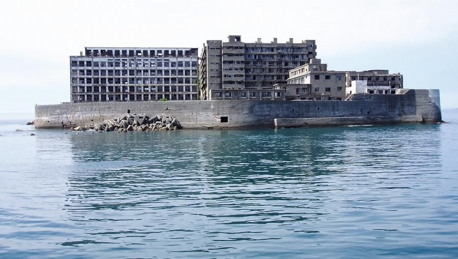 Японський острів з привидами Хашима. Японський острів Хашима з повітря нагадує в'язницю на острові. Стіни оточують узбережжя, все це місце будувалося для видобутку вугілля.